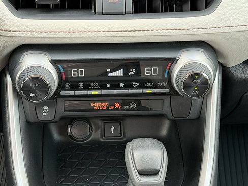 Used 2021 Toyota RAV4 XLE w/ Convenience Package AWD/4WD image 12