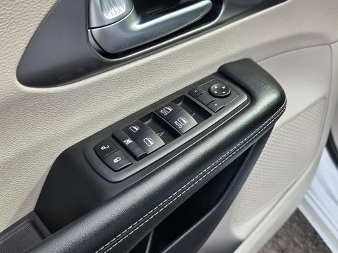 Used 2022 Chrysler Pacifica Touring-L FWD image 21