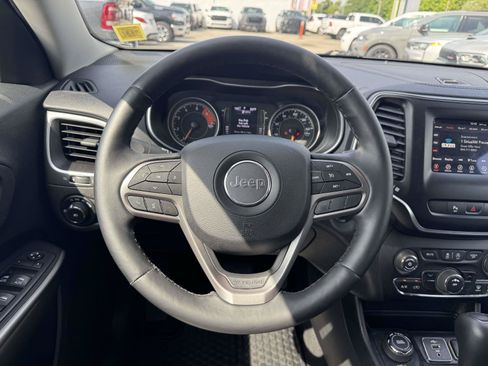 Used 2019 Jeep Cherokee Latitude Plus w/ Cold Weather Group AWD/4WD image 12