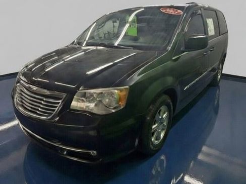 Used 2013 Chrysler Town & Country Touring image 3