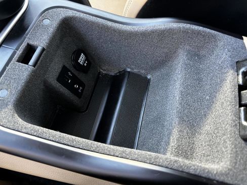 Used 2018 Porsche Cayenne Platinum Edition w/ Premium Package image 39