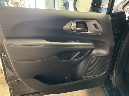 Used 2025 Chrysler Pacifica Select image 9
