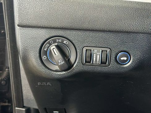 Used 2018 Chrysler 300 Limited AWD/4WD image 12