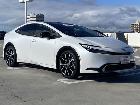 Certified 2025 Toyota Prius Plug-In Hybrid image 2