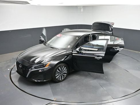 Used 2025 Nissan Altima 2.5 SV FWD image 47