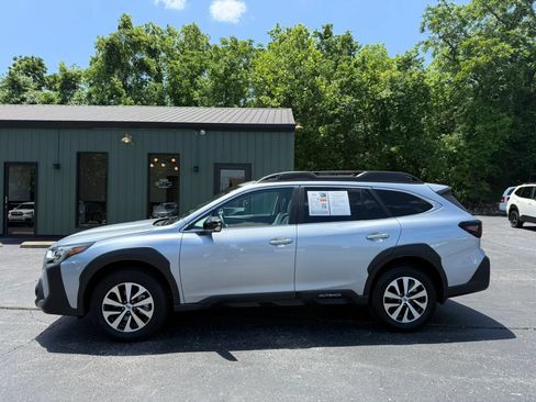 Used 2025 Subaru Outback Premium AWD/4WD image 3