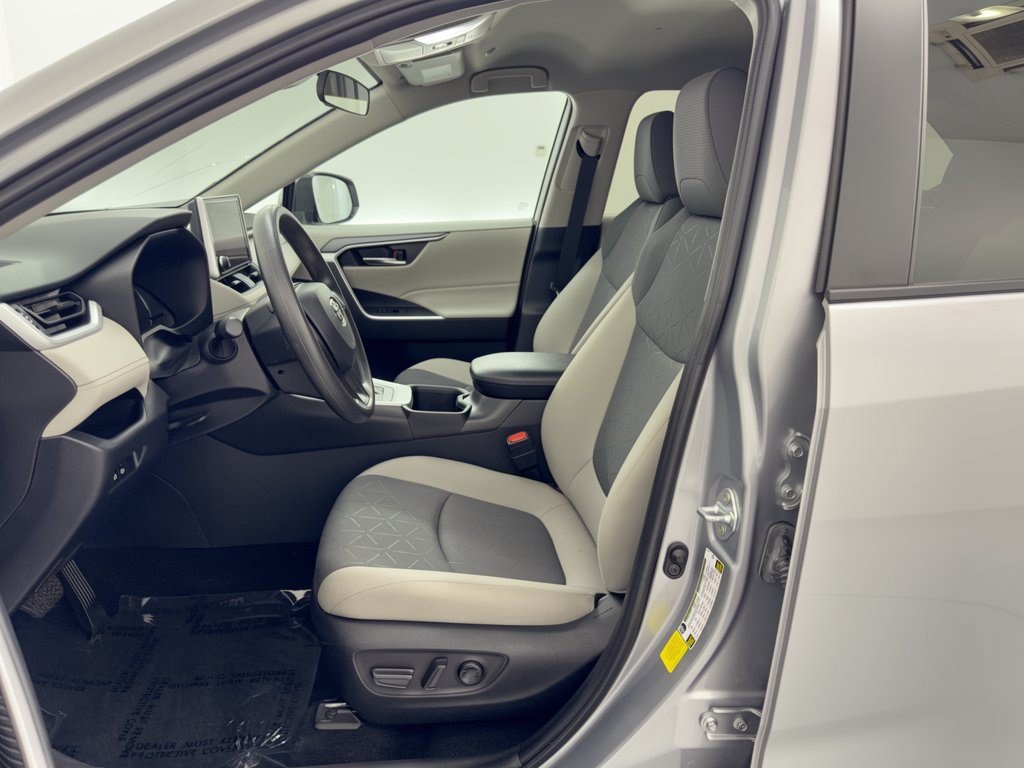 Used 2024 Toyota RAV4 XLE AWD/4WD image 5