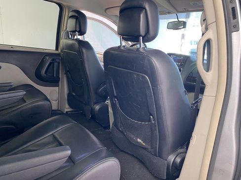 Used 2014 Chrysler Town & Country Touring image 10