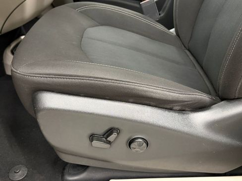 Used 2022 Chrysler Voyager LX FWD image 12