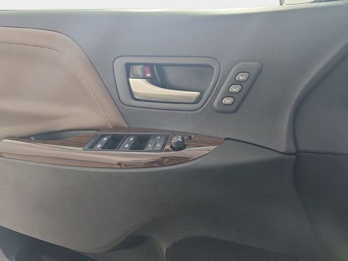 Used 2017 Toyota Sienna Limited Premium w/ Protection Package image 32