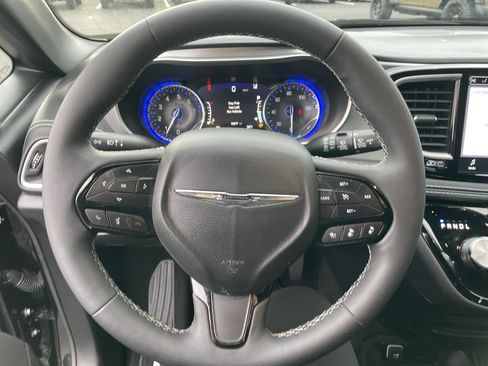 Used 2023 Chrysler Pacifica Touring-L w/ S Appearance Package image 37