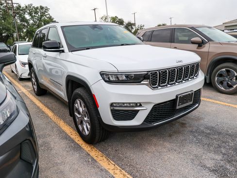 Used 2022 Jeep Grand Cherokee Limited w/ MOPAR Finishing Package RWD image 6