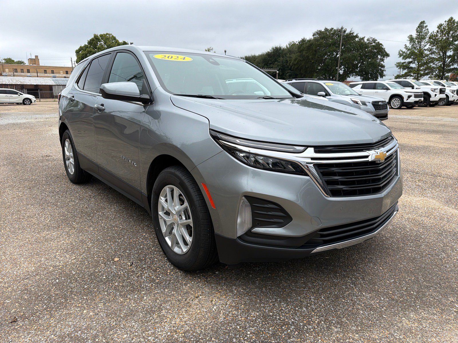 Used 2024 Chevrolet Equinox LT FWD image 2