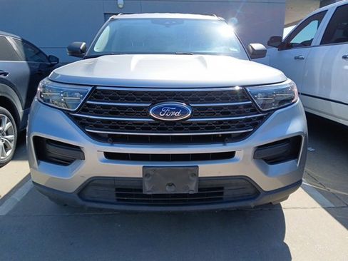 Used 2021 Ford Explorer XLT image 3