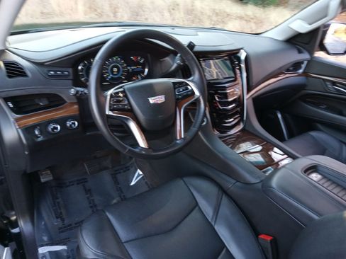 Used 2020 Cadillac Escalade Luxury w/ LPO, Radiant Package image 12