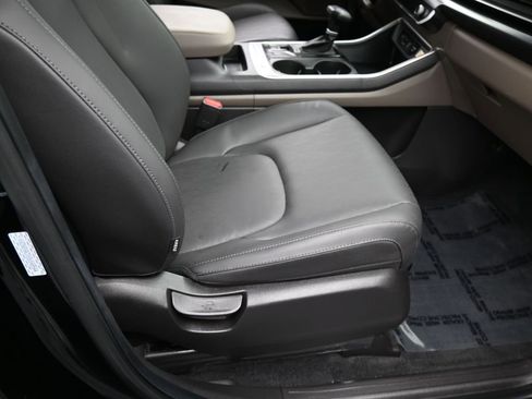 Used 2025 Kia Carnival image 42