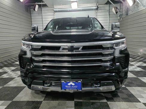 Used 2023 Chevrolet Silverado 1500 High Country w/ Technology Package image 3