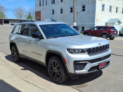 New 2026 Jeep Grand Cherokee Altitude AWD/4WD image 4