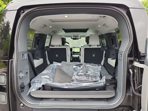New 2026 Land Rover Defender 130 X-Dynamic SE AWD/4WD image 13