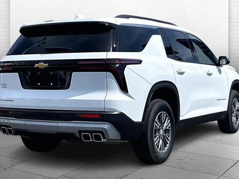 Used 2025 Chevrolet Traverse LT image 13