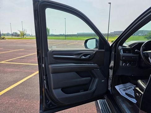 Used 2022 GMC Yukon XL Denali w/ Denali Premium Package image 4