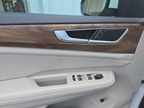 Used 2024 Volkswagen Atlas SE w/ Panoramic Sunroof Package FWD image 11