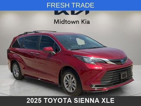 Used 2025 Toyota Sienna XLE FWD image 29