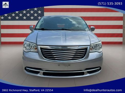Used 2016 Chrysler Town & Country Touring FWD image 2