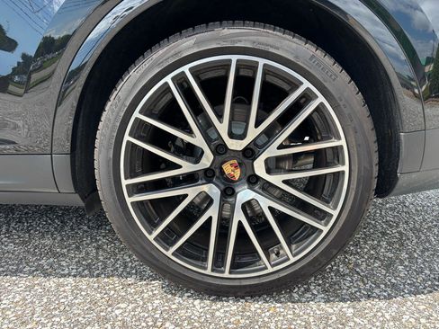 Used 2025 Porsche Cayenne E-Hybrid AWD/4WD image 27