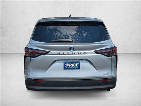 Used 2024 Toyota Sienna LE FWD image 7