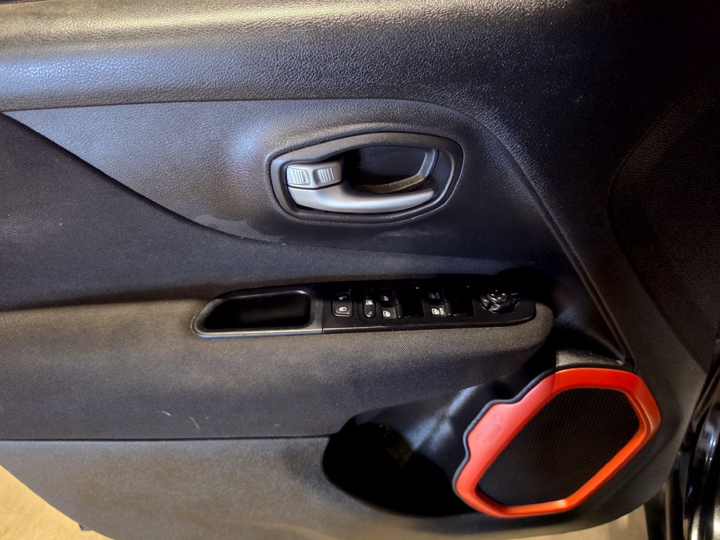 Used 2020 Jeep Renegade Latitude FWD image 5