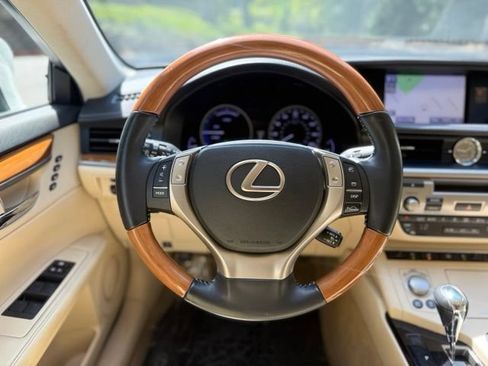 Used 2013 Lexus ES 300h w/ Luxury Pkg FWD image 21
