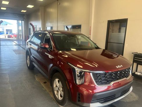 Used 2024 Kia Sorento LX FWD image 1