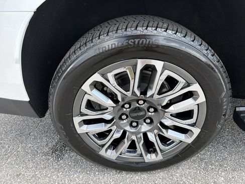 Used 2024 GMC Yukon XL Denali Ultimate AWD/4WD image 18