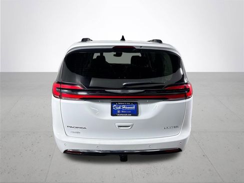 Used 2023 Chrysler Pacifica Limited w/ Uconnect Theater Family Group image 7