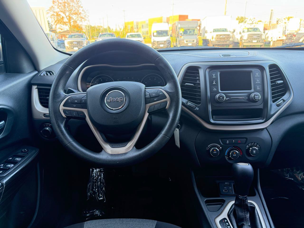 Used 2015 Jeep Cherokee Sport FWD image 12