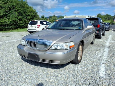 Used 2003 Lincoln Town Car Executive RWD image 3