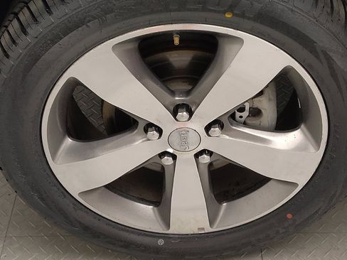 Used 2015 Jeep Grand Cherokee Limited w/ Luxury Group II image 31