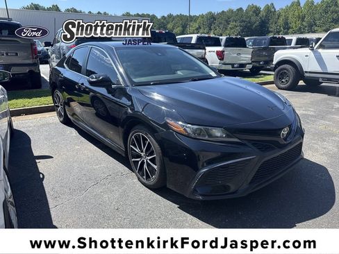 Used 2021 Toyota Camry SE FWD image 1