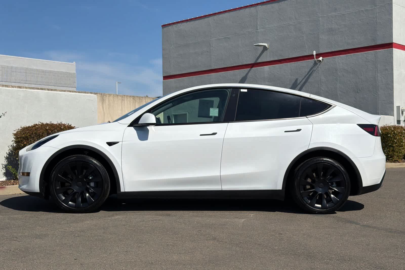 Used 2023 Tesla Model Y AWD image 9