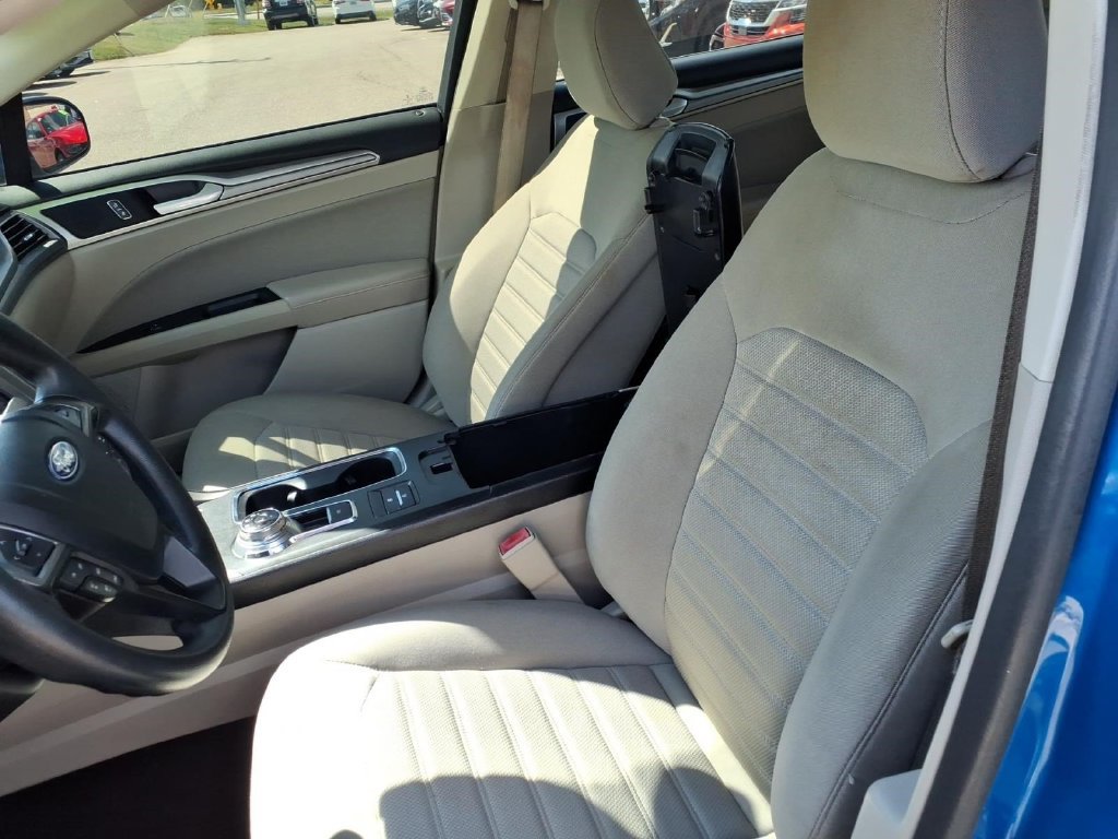 Used 2020 Ford Fusion SE FWD image 17