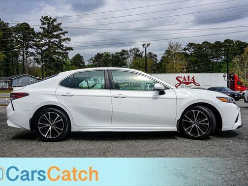 Used 2018 Toyota Camry SE image 2