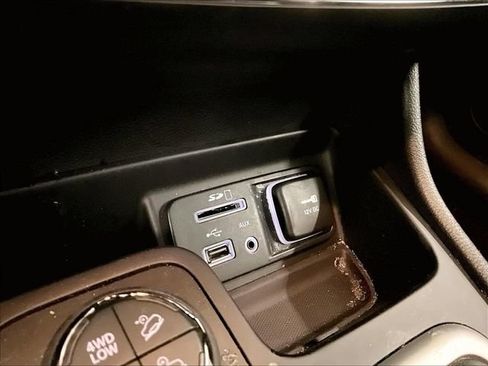 Used 2015 Jeep Cherokee Trailhawk w/ Comfort/Convenience Group AWD/4WD image 32