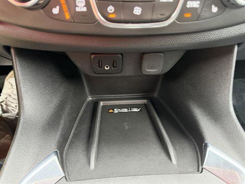 Used 2023 Chevrolet Traverse LT image 42