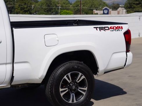 Used 2019 Toyota Tacoma TRD Sport w/ Technology Package AWD/4WD image 10