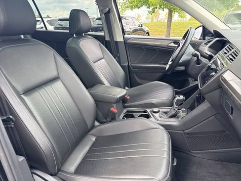 Used 2022 Volkswagen Tiguan SE w/ Panoramic Sunroof Package AWD/4WD image 11