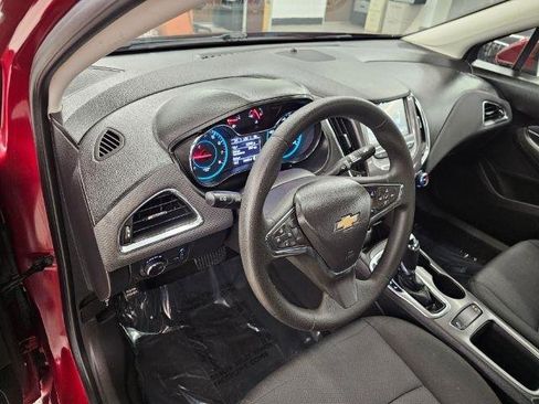 Used 2018 Chevrolet Cruze LT w/ Convenience Package FWD image 10