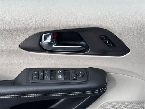 Used 2022 Chrysler Pacifica Touring-L image 21