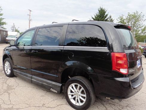 Used 2019 Dodge Grand Caravan SXT FWD image 2