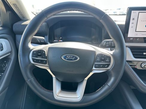 Used 2025 Ford Explorer Active AWD/4WD image 14